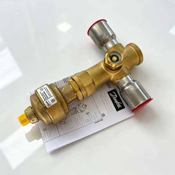 Refrigeration Equipment Components: Carrier ETS100 (034G0508) Electronic Expansion Valve — For Commercial Chillers and Compressors