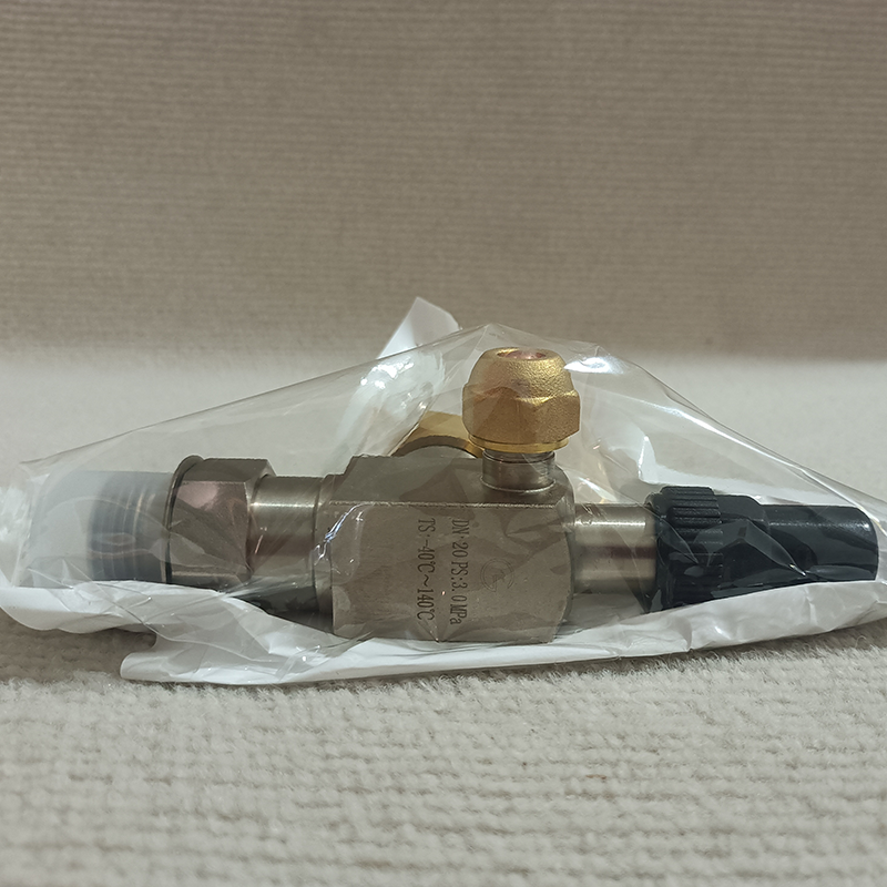 Trane VAL07494 shut-off valve, chiller unit maintenance/inspection valve, used for on/off control of refrigeration piping and refrigerant isolation.